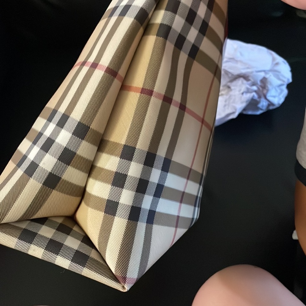 Burberry Tote great condition, - Picture 9 of 9